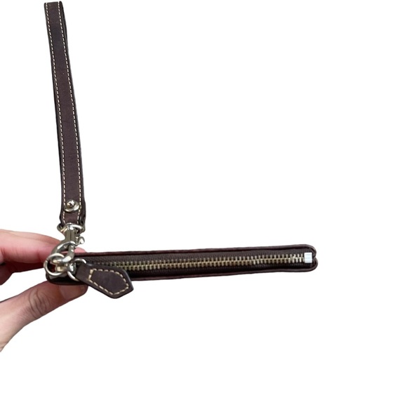 🤎 Dooney & Bourke Tan Monogram Zip Wristlet - Picture 4 of 5